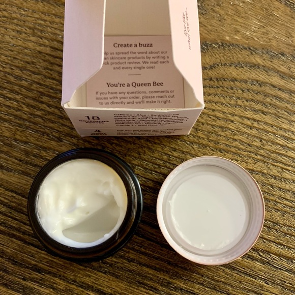 🛍NEW in Box Fleur & Bee bundle..hydrating serum & eye cream. - Picture 5 of 16